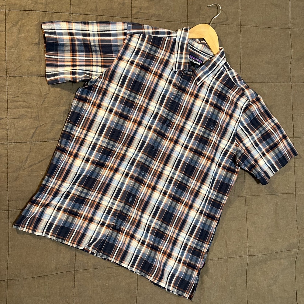 New Patagonia Short sleeve button down shirt in men’s large.
